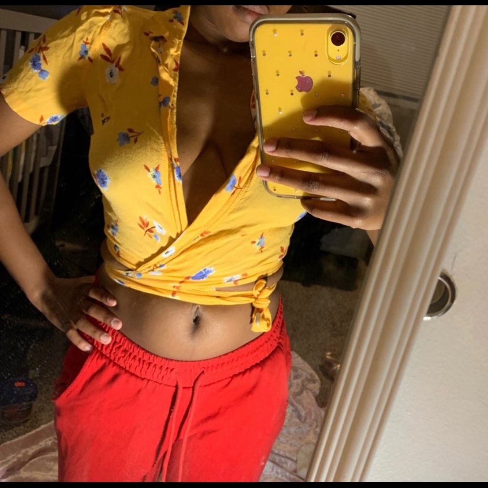 Yellow flower cris cross shirt